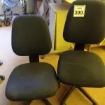 LOTE 390 - 02 CADEIRAS P/ESCRITÓRIO GIRATÓRIAS. (NO ESTADO) ATENÇÃO! FAZER A VISITAÇÃO ANTES DE ARREMATAR, NÃO SABEMOS SE FUNCIONA. LEILÃO NÃO TEM GARANTIA E NEM DEVOLUÇÃO, SUJEITO A POSSÍVEIS AVARIAS VISÍVEIS/OCULTAS E/OU AUSÊNCIA DE COMPONENTES.