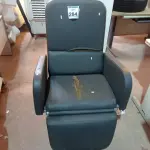 LOTE 284 - 01 CADEIRA DE DESCANSO. (NO ESTADO) ATENÇÃO! FAZER A VISITAÇÃO ANTES DE ARREMATAR, NÃO SABEMOS SE FUNCIONA. LEILÃO NÃO TEM GARANTIA E NEM DEVOLUÇÃO, SUJEITO A POSSÍVEIS AVARIAS VISÍVEIS/OCULTAS E/OU AUSÊNCIA DE COMPONENTES.