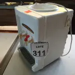 LOTE 311 - 01 PURIFICADOR DE ÁGUA P/GALÃO MARCA ADVANCED 220V. (NO ESTADO) ATENÇÃO! FAZER A VISITAÇÃO ANTES DE ARREMATAR, NÃO SABEMOS SE FUNCIONA. LEILÃO NÃO TEM GARANTIA E NEM DEVOLUÇÃO, SUJEITO A POSSÍVEIS AVARIAS VISÍVEIS/OCULTAS E/OU AUSÊNCIA DE COMPONENTES.