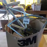 LOTE 289 - 01 TRIPÉ, 01 SUPORTE P/BANHEIRO E MATERIAIS E ELETRÔNICOS DIVERSOS. (NO ESTADO) ATENÇÃO! FAZER A VISITAÇÃO ANTES DE ARREMATAR, NÃO SABEMOS SE FUNCIONA. LEILÃO NÃO TEM GARANTIA E NEM DEVOLUÇÃO, SUJEITO A POSSÍVEIS AVARIAS VISÍVEIS/OCULTAS E/OU AUSÊNCIA DE COMPONENTES.