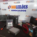 LOTE 308 - 02 APARELHOS DE SOM AUTOMOTIVOS MARCAS E MODELOS DIVERSOS SENDO UM TOCA-FITAS, 01 CAIXA DE SOM E MATERIAIS DIVERSOS. (NO ESTADO) ATENÇÃO! FAZER A VISITAÇÃO ANTES DE ARREMATAR, NÃO SABEMOS SE FUNCIONA. LEILÃO NÃO TEM GARANTIA E NEM DEVOLUÇÃO, SUJEITO A POSSÍVEIS AVARIAS VISÍVEIS/OCULTAS E/OU AUSÊNCIA DE COMPONENTES.