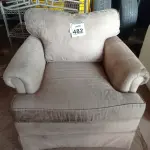 LOTE 482 - 01 POLTRONA EM TECIDO NA COR BEGE. (NO ESTADO) ATENÇÃO! FAZER A VISITAÇÃO ANTES DE ARREMATAR, NÃO SABEMOS SE FUNCIONA. LEILÃO NÃO TEM GARANTIA E NEM DEVOLUÇÃO, SUJEITO A POSSÍVEIS AVARIAS VISÍVEIS/OCULTAS E/OU AUSÊNCIA DE COMPONENTES.