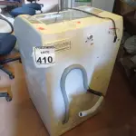 LOTE 410 - 01 MÁQUINA DE LAVAR MARCA BRASTEMP 8KG 220V. (NO ESTADO) ATENÇÃO! FAZER A VISITAÇÃO ANTES DE ARREMATAR, NÃO SABEMOS SE FUNCIONA. LEILÃO NÃO TEM GARANTIA E NEM DEVOLUÇÃO, SUJEITO A POSSÍVEIS AVARIAS VISÍVEIS/OCULTAS E/OU AUSÊNCIA DE COMPONENTES.