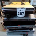 LOTE 267 - 01 LOTE C/VÁRIOS APARELHOS DVD’S E VHS. (NO ESTADO) ATENÇÃO! FAZER A VISITAÇÃO ANTES DE ARREMATAR, NÃO SABEMOS SE FUNCIONA. LEILÃO NÃO TEM GARANTIA E NEM DEVOLUÇÃO, SUJEITO A POSSÍVEIS AVARIAS VISÍVEIS/OCULTAS E/OU AUSÊNCIA DE COMPONENTES.