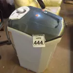 LOTE 444 -  01 TANQUINHO MARCA SUGGAR 7KG 220V. (NO ESTADO) ATENÇÃO! FAZER A VISITAÇÃO ANTES DE ARREMATAR, NÃO SABEMOS SE FUNCIONA. LEILÃO NÃO TEM GARANTIA E NEM DEVOLUÇÃO, SUJEITO A POSSÍVEIS AVARIAS VISÍVEIS/OCULTAS E/OU AUSÊNCIA DE COMPONENTES.