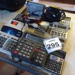 LOTE 295 - 02 CÂMERAS FOTOGRÁFICAS ANTIGAS MARCAS PANASONIC E JVC, VÁRIAS CALCULADORAS MARCAS E MODELOS DIVERSOS E 01 TERMÔMETRO ANTIGO. (NO ESTADO) ATENÇÃO! FAZER A VISITAÇÃO ANTES DE ARREMATAR, NÃO SABEMOS SE FUNCIONA. LEILÃO NÃO TEM GARANTIA E NEM DEVOLUÇÃO, SUJEITO A POSSÍVEIS AVARIAS VISÍVEIS/OCULTAS E/OU AUSÊNCIA DE COMPONENTES.