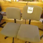 LOTE 386 - 02 CADEIRAS P/ESCRITÓRIO GIRATÓRIAS. (NO ESTADO) ATENÇÃO! FAZER A VISITAÇÃO ANTES DE ARREMATAR, NÃO SABEMOS SE FUNCIONA. LEILÃO NÃO TEM GARANTIA E NEM DEVOLUÇÃO, SUJEITO A POSSÍVEIS AVARIAS VISÍVEIS/OCULTAS E/OU AUSÊNCIA DE COMPONENTES.