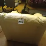 LOTE 459 - 01 POLTRONA NA COR BEGE. (NO ESTADO) ATENÇÃO! FAZER A VISITAÇÃO ANTES DE ARREMATAR, NÃO SABEMOS SE FUNCIONA. LEILÃO NÃO TEM GARANTIA E NEM DEVOLUÇÃO, SUJEITO A POSSÍVEIS AVARIAS VISÍVEIS/OCULTAS E/OU AUSÊNCIA DE COMPONENTES.