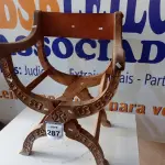 LOTE 287 - 01 CADEIRA EM MADEIRA ANTIGA. (NO ESTADO) ATENÇÃO! FAZER A VISITAÇÃO ANTES DE ARREMATAR, NÃO SABEMOS SE FUNCIONA. LEILÃO NÃO TEM GARANTIA E NEM DEVOLUÇÃO, SUJEITO A POSSÍVEIS AVARIAS VISÍVEIS/OCULTAS E/OU AUSÊNCIA DE COMPONENTES.