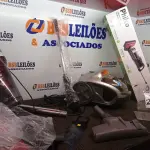 LOTE 200 - 02 ASPIRADORES DE PÓ MARCAS E MODELOS DIVERSOS. (NO ESTADO) ATENÇÃO! FAZER A VISITAÇÃO ANTES DE ARREMATAR, NÃO SABEMOS SE FUNCIONA. LEILÃO NÃO TEM GARANTIA E NEM DEVOLUÇÃO, SUJEITO A POSSÍVEIS AVARIAS VISÍVEIS/OCULTAS E/OU AUSÊNCIA DE COMPONENTES.