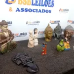 LOTE 208 - 01 LOTE C/VÁRIOS ENFEITES, IMAGENS E PEQUENAS ESTÁTUAS DIVERSAS. (NO ESTADO) ATENÇÃO! FAZER A VISITAÇÃO ANTES DE ARREMATAR, NÃO SABEMOS SE FUNCIONA. LEILÃO NÃO TEM GARANTIA E NEM DEVOLUÇÃO, SUJEITO A POSSÍVEIS AVARIAS VISÍVEIS/OCULTAS E/OU AUSÊNCIA DE COMPONENTES.