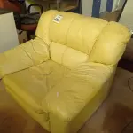 LOTE 459 - 01 POLTRONA NA COR BEGE. (NO ESTADO) ATENÇÃO! FAZER A VISITAÇÃO ANTES DE ARREMATAR, NÃO SABEMOS SE FUNCIONA. LEILÃO NÃO TEM GARANTIA E NEM DEVOLUÇÃO, SUJEITO A POSSÍVEIS AVARIAS VISÍVEIS/OCULTAS E/OU AUSÊNCIA DE COMPONENTES.