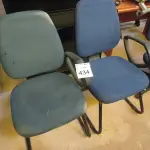 LOTE 434 - 02 CADEIRAS PÉ FIXO EM TECIDO NA COR AZUL. (NO ESTADO) ATENÇÃO! FAZER A VISITAÇÃO ANTES DE ARREMATAR, NÃO SABEMOS SE FUNCIONA. LEILÃO NÃO TEM GARANTIA E NEM DEVOLUÇÃO, SUJEITO A POSSÍVEIS AVARIAS VISÍVEIS/OCULTAS E/OU AUSÊNCIA DE COMPONENTES.
