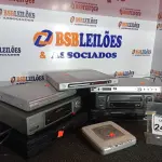 LOTE 244 - 01 LOTE C/VÁRIOS APARELHOS VHS E APARELHOS DVD’S MARCAS E MODELOS DIVERSOS. (NO ESTADO) ATENÇÃO! FAZER A VISITAÇÃO ANTES DE ARREMATAR, NÃO SABEMOS SE FUNCIONA. LEILÃO NÃO TEM GARANTIA E NEM DEVOLUÇÃO, SUJEITO A POSSÍVEIS AVARIAS VISÍVEIS/OCULTAS E/OU AUSÊNCIA DE COMPONENTES.