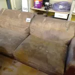 LOTE 343 - 01 SOFÁ RECLINÁVEL DE DOIS LUGARES CORINHO NA COR MARROM. (NO ESTADO) ATENÇÃO! FAZER A VISITAÇÃO ANTES DE ARREMATAR, NÃO SABEMOS SE FUNCIONA. LEILÃO NÃO TEM GARANTIA E NEM DEVOLUÇÃO, SUJEITO A POSSÍVEIS AVARIAS VISÍVEIS/OCULTAS E/OU AUSÊNCIA DE COMPONENTES.