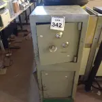 LOTE 342 - 01 COFRE C/DUAS PORTAS. (NO ESTADO) ATENÇÃO! FAZER A VISITAÇÃO ANTES DE ARREMATAR, NÃO SABEMOS SE FUNCIONA. LEILÃO NÃO TEM GARANTIA E NEM DEVOLUÇÃO, SUJEITO A POSSÍVEIS AVARIAS VISÍVEIS/OCULTAS E/OU AUSÊNCIA DE COMPONENTES.