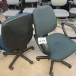 LOTE 418 - 02 CADEIRAS GIRATÓRIAS EM TECIDO NA COR AZUL. (NO ESTADO) ATENÇÃO! FAZER A VISITAÇÃO ANTES DE ARREMATAR, NÃO SABEMOS SE FUNCIONA. LEILÃO NÃO TEM GARANTIA E NEM DEVOLUÇÃO, SUJEITO A POSSÍVEIS AVARIAS VISÍVEIS/OCULTAS E/OU AUSÊNCIA DE COMPONENTES.