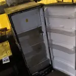 LOTE 443 - 01 GELADEIRA NA COR PRETA. (NO ESTADO) ATENÇÃO! FAZER A VISITAÇÃO ANTES DE ARREMATAR, NÃO SABEMOS SE FUNCIONA. LEILÃO NÃO TEM GARANTIA E NEM DEVOLUÇÃO, SUJEITO A POSSÍVEIS AVARIAS VISÍVEIS/OCULTAS E/OU AUSÊNCIA DE COMPONENTES.
