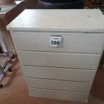 LOTE 286 - 01 CÔMODA NA COR BRANCA 05 GAVETAS. (NO ESTADO) ATENÇÃO! FAZER A VISITAÇÃO ANTES DE ARREMATAR, NÃO SABEMOS SE FUNCIONA. LEILÃO NÃO TEM GARANTIA E NEM DEVOLUÇÃO, SUJEITO A POSSÍVEIS AVARIAS VISÍVEIS/OCULTAS E/OU AUSÊNCIA DE COMPONENTES.