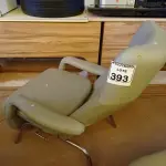 LOTE 393 - 01 POLTRONA. (NO ESTADO) ATENÇÃO! FAZER A VISITAÇÃO ANTES DE ARREMATAR, NÃO SABEMOS SE FUNCIONA. LEILÃO NÃO TEM GARANTIA E NEM DEVOLUÇÃO, SUJEITO A POSSÍVEIS AVARIAS VISÍVEIS/OCULTAS E/OU AUSÊNCIA DE COMPONENTES.