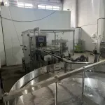 LOTE 001 - 01 FÁBRICA DE BEBIDAS COMPLETA, PRONTA PARA A OPERAÇÃO. OS EQUIPAMENTOS SERVEM PARA ENVASE DE LÍQUIDOS E PODEM SER USADOS PARA SUCO, ÁGUA MINERAL, CHÁ, KOMBUCHA, CERVEJA, VINHO, LEITE E IOGURTE. TODOS OS EQUIPAMENTOS QUE ENTRAM EM CONTATO COM A BEBIDA SEGUEM AS NORMAS EXIGIDAS PELO MINISTÉRIO DA AGRICULTURA (DE INOX OU OUTRO MATERIAL INERTE, FACILMENTE LAVÁVEIS E DESMONTÁVEIS). SÃO MODERNOS E DE ALTÍSSIMA QUALIDADE. A ENVASADORA CAVALARI POSSUI CAPACIDADE PARA PRODUZIR 4400 GARRAFAS POR HORA, JÁ FECHADAS, E É DE FÁCIL OPERAÇÃO, SENDO NECESSÁRIO SOMENTE 2 FUNCIONÁRIOS PARA OPERÁ-LA (UM NA ENTRADA DAS GARRAFAS E OUTRO NA SAÍDA), SEM QUE TENHAM CONTATO COM O LÍQUIDO ENVASADO, AUMENTANDO A SEGURANÇA SANITÁRIA. A CÂMARA FRIA POSSUI SISTEMA ONLINE ONDE É POSSÍVEL VERIFICAR A TEMPERATURA DA MESMA POR APLICATIVO NO CELULAR. TODOS OS EQUIPAMENTOS FUNCIONAM PERFEITAMENTE E SUA MANUTENÇÃO ERA FREQUENTE, O ÓLEO DOS COMPRESSORES SEMPRE FOI TROCADO NA DATA CERTA, E TODOS OS EQUIPAMENTOS SEMPRE FICARAM PROTEGIDOS DENTRO DA FÁBRICA. IDEAL PARA QUEM QUER COMEÇAR UM NEGÓCIO NA ÁREA DE BEBIDAS OU LATICÍNIOS, OU QUER AMPLIAR O SEU NEGÓCIO E DEIXAR A PRODUÇÃO MAIS SEGURA E EFICIENTE.(NO ESTADO)
