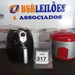LOTE 317 - 01 AIR FRYER MARCA MALORI E 01 PANELA ELÉTRICA. (NO ESTADO) ATENÇÃO! FAZER A VISITAÇÃO ANTES DE ARREMATAR, NÃO SABEMOS SE FUNCIONA. LEILÃO NÃO TEM GARANTIA E NEM DEVOLUÇÃO, SUJEITO A POSSÍVEIS AVARIAS VISÍVEIS/OCULTAS E/OU AUSÊNCIA DE COMPONENTES.