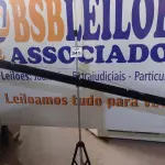 LOTE 341 - 01 TELA DE PROJEÇÃO MARCA VISOGRAF. (NO ESTADO) ATENÇÃO! FAZER A VISITAÇÃO ANTES DE ARREMATAR, NÃO SABEMOS SE FUNCIONA. LEILÃO NÃO TEM GARANTIA E NEM DEVOLUÇÃO, SUJEITO A POSSÍVEIS AVARIAS VISÍVEIS/OCULTAS E/OU AUSÊNCIA DE COMPONENTES.