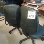 LOTE 423 - 02 CADEIRAS GIRATÓRIAS EM TECIDO NA COR AZUL. (NO ESTADO) ATENÇÃO! FAZER A VISITAÇÃO ANTES DE ARREMATAR, NÃO SABEMOS SE FUNCIONA. LEILÃO NÃO TEM GARANTIA E NEM DEVOLUÇÃO, SUJEITO A POSSÍVEIS AVARIAS VISÍVEIS/OCULTAS E/OU AUSÊNCIA DE COMPONENTES.