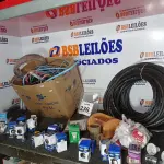 LOTE 238 - 01 LOTE C/VÁRIAS LÂMPADAS, FIOS E MANGUEIRAS DE COMPRESSÃO. (NO ESTADO) ATENÇÃO! FAZER A VISITAÇÃO ANTES DE ARREMATAR, NÃO SABEMOS SE FUNCIONA. LEILÃO NÃO TEM GARANTIA E NEM DEVOLUÇÃO, SUJEITO A POSSÍVEIS AVARIAS VISÍVEIS/OCULTAS E/OU AUSÊNCIA DE COMPONENTES.