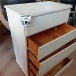 LOTE 286 - 01 CÔMODA NA COR BRANCA 05 GAVETAS. (NO ESTADO) ATENÇÃO! FAZER A VISITAÇÃO ANTES DE ARREMATAR, NÃO SABEMOS SE FUNCIONA. LEILÃO NÃO TEM GARANTIA E NEM DEVOLUÇÃO, SUJEITO A POSSÍVEIS AVARIAS VISÍVEIS/OCULTAS E/OU AUSÊNCIA DE COMPONENTES.
