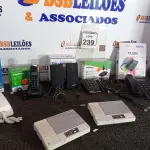 LOTE 239 - 02 MICROCASSETES MARCA PANASONIC, 01 PAR DE CAIXAS DE SOM P/PC, 02 APARELHOS TELEFÔNICOS E 01 CONTROLE DE RECEPÇÃO DE ÁUDIO MARCAS MODELOS DIVERSOS. (NO ESTADO) ATENÇÃO! FAZER A VISITAÇÃO ANTES DE ARREMATAR, NÃO SABEMOS SE FUNCIONA. LEILÃO NÃO TEM GARANTIA E NEM DEVOLUÇÃO, SUJEITO A POSSÍVEIS AVARIAS VISÍVEIS/OCULTAS E/OU AUSÊNCIA DE COMPONENTES.