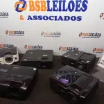 LOTE 281 - 05 PROJETORES MULTIMÍ DIA MARCAS E MODELOS DIVERSOS P/RETIRADA DE4 PEÇAS. (NO ESTADO) ATENÇÃO! FAZER A VISITAÇÃO ANTES DE ARREMATAR, NÃO SABEMOS SE FUNCIONA. LEILÃO NÃO TEM GARANTIA E NEM DEVOLUÇÃO, SUJEITO A POSSÍVEIS AVARIAS VISÍVEIS/OCULTAS E/OU AUSÊNCIA DE COMPONENTES.
