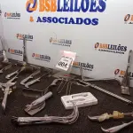 LOTE 004 - 01 LOTE C/MATERIAIS ODONTOLÓGICOS DIVERSOS. (NO ESTADO) ATENÇÃO! FAZER A VISITAÇÃO ANTES DE ARREMATAR, NÃO SABEMOS SE FUNCIONA. LEILÃO NÃO TEM GARANTIA E NEM DEVOLUÇÃO, SUJEITO A POSSÍVEIS AVARIAS VISÍVEIS/OCULTAS E/OU AUSÊNCIA DE COMPONENTES.