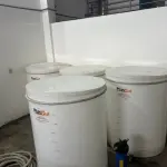 LOTE 001 - 01 FÁBRICA DE BEBIDAS COMPLETA, PRONTA PARA A OPERAÇÃO. OS EQUIPAMENTOS SERVEM PARA ENVASE DE LÍQUIDOS E PODEM SER USADOS PARA SUCO, ÁGUA MINERAL, CHÁ, KOMBUCHA, CERVEJA, VINHO, LEITE E IOGURTE. TODOS OS EQUIPAMENTOS QUE ENTRAM EM CONTATO COM A BEBIDA SEGUEM AS NORMAS EXIGIDAS PELO MINISTÉRIO DA AGRICULTURA (DE INOX OU OUTRO MATERIAL INERTE, FACILMENTE LAVÁVEIS E DESMONTÁVEIS). SÃO MODERNOS E DE ALTÍSSIMA QUALIDADE. A ENVASADORA CAVALARI POSSUI CAPACIDADE PARA PRODUZIR 4400 GARRAFAS POR HORA, JÁ FECHADAS, E É DE FÁCIL OPERAÇÃO, SENDO NECESSÁRIO SOMENTE 2 FUNCIONÁRIOS PARA OPERÁ-LA (UM NA ENTRADA DAS GARRAFAS E OUTRO NA SAÍDA), SEM QUE TENHAM CONTATO COM O LÍQUIDO ENVASADO, AUMENTANDO A SEGURANÇA SANITÁRIA. A CÂMARA FRIA POSSUI SISTEMA ONLINE ONDE É POSSÍVEL VERIFICAR A TEMPERATURA DA MESMA POR APLICATIVO NO CELULAR. TODOS OS EQUIPAMENTOS FUNCIONAM PERFEITAMENTE E SUA MANUTENÇÃO ERA FREQUENTE, O ÓLEO DOS COMPRESSORES SEMPRE FOI TROCADO NA DATA CERTA, E TODOS OS EQUIPAMENTOS SEMPRE FICARAM PROTEGIDOS DENTRO DA FÁBRICA. IDEAL PARA QUEM QUER COMEÇAR UM NEGÓCIO NA ÁREA DE BEBIDAS OU LATICÍNIOS, OU QUER AMPLIAR O SEU NEGÓCIO E DEIXAR A PRODUÇÃO MAIS SEGURA E EFICIENTE.(NO ESTADO)