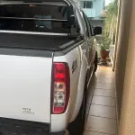 LOTE 004 - 01 NISSAN/FRONTIER SL 4X4 AUTOMATICA, BRANCA , DIESEL, ANO 2013/2014 (NO ESTADO) (RETIRADA EM GOIÂNIA -GO) (171.000 KM RODADOS)