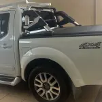 LOTE 004 - 01 NISSAN/FRONTIER SL 4X4 AUTOMATICA, BRANCA , DIESEL, ANO 2013/2014 (NO ESTADO) (RETIRADA EM GOIÂNIA -GO) (171.000 KM RODADOS)