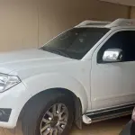 LOTE 004 - 01 NISSAN/FRONTIER SL 4X4 AUTOMATICA, BRANCA , DIESEL, ANO 2013/2014 (NO ESTADO) (RETIRADA EM GOIÂNIA -GO) (171.000 KM RODADOS)