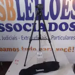 LOTE 261 - 01 TRIPÉ P/CÂMERA DIGITAL MARCA TOMATE. (NO ESTADO) ATENÇÃO! FAZER A VISITAÇÃO ANTES DE ARREMATAR, NÃO SABEMOS SE FUNCIONA. LEILÃO NÃO TEM GARANTIA E NEM DEVOLUÇÃO, SUJEITO A POSSÍVEIS AVARIAS VISÍVEIS/OCULTAS E/OU AUSÊNCIA DE COMPONENTES.