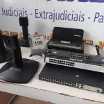 LOTE 199 - 03 SWITCHES, 03 PEDESTAIS C/AJUSTES DE ALTURA P/MONITORES E 01 MÁQUINA DE LIGAÇÃO DO DERRETIMENTO. (NO ESTADO) ATENÇÃO! FAZER A VISITAÇÃO ANTES DE ARREMATAR, NÃO SABEMOS SE FUNCIONA. LEILÃO NÃO TEM GARANTIA E NEM DEVOLUÇÃO, SUJEITO A POSSÍVEIS AVARIAS VISÍVEIS/OCULTAS E/OU AUSÊNCIA DE COMPONENTES.