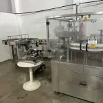 LOTE 001 - 01 FÁBRICA DE BEBIDAS COMPLETA, PRONTA PARA A OPERAÇÃO. OS EQUIPAMENTOS SERVEM PARA ENVASE DE LÍQUIDOS E PODEM SER USADOS PARA SUCO, ÁGUA MINERAL, CHÁ, KOMBUCHA, CERVEJA, VINHO, LEITE E IOGURTE. TODOS OS EQUIPAMENTOS QUE ENTRAM EM CONTATO COM A BEBIDA SEGUEM AS NORMAS EXIGIDAS PELO MINISTÉRIO DA AGRICULTURA (DE INOX OU OUTRO MATERIAL INERTE, FACILMENTE LAVÁVEIS E DESMONTÁVEIS). SÃO MODERNOS E DE ALTÍSSIMA QUALIDADE. A ENVASADORA CAVALARI POSSUI CAPACIDADE PARA PRODUZIR 4400 GARRAFAS POR HORA, JÁ FECHADAS, E É DE FÁCIL OPERAÇÃO, SENDO NECESSÁRIO SOMENTE 2 FUNCIONÁRIOS PARA OPERÁ-LA (UM NA ENTRADA DAS GARRAFAS E OUTRO NA SAÍDA), SEM QUE TENHAM CONTATO COM O LÍQUIDO ENVASADO, AUMENTANDO A SEGURANÇA SANITÁRIA. A CÂMARA FRIA POSSUI SISTEMA ONLINE ONDE É POSSÍVEL VERIFICAR A TEMPERATURA DA MESMA POR APLICATIVO NO CELULAR. TODOS OS EQUIPAMENTOS FUNCIONAM PERFEITAMENTE E SUA MANUTENÇÃO ERA FREQUENTE, O ÓLEO DOS COMPRESSORES SEMPRE FOI TROCADO NA DATA CERTA, E TODOS OS EQUIPAMENTOS SEMPRE FICARAM PROTEGIDOS DENTRO DA FÁBRICA. IDEAL PARA QUEM QUER COMEÇAR UM NEGÓCIO NA ÁREA DE BEBIDAS OU LATICÍNIOS, OU QUER AMPLIAR O SEU NEGÓCIO E DEIXAR A PRODUÇÃO MAIS SEGURA E EFICIENTE.(NO ESTADO)