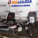 LOTE 243 - 01 LOTE C/VÁRIOS APARELHOS DE BARBEAR E MÁQUINAS DE CORTAR CABELO MARCAS E MODELOS DIVERSOS. (NO ESTADO) ATENÇÃO! FAZER A VISITAÇÃO ANTES DE ARREMATAR, NÃO SABEMOS SE FUNCIONA. LEILÃO NÃO TEM GARANTIA E NEM DEVOLUÇÃO, SUJEITO A POSSÍVEIS AVARIAS VISÍVEIS/OCULTAS E/OU AUSÊNCIA DE COMPONENTES.