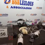 LOTE 256 - 01 LOTE C/VÁRIAS CÂMERAS DE SEGURANÇA E FONES DE OUVIDOS. (NO ESTADO) ATENÇÃO! FAZER A VISITAÇÃO ANTES DE ARREMATAR, NÃO SABEMOS SE FUNCIONA. LEILÃO NÃO TEM GARANTIA E NEM DEVOLUÇÃO, SUJEITO A POSSÍVEIS AVARIAS VISÍVEIS/OCULTAS E/OU AUSÊNCIA DE COMPONENTES.