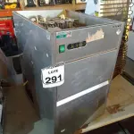 LOTE 291 - 01 MÁQUINA DE FAZER GELO EM INOX INCOMPLETA MARCA BENMAX P/RETIRADA DE PEÇAS. (NO ESTADO) ATENÇÃO! FAZER A VISITAÇÃO ANTES DE ARREMATAR, NÃO SABEMOS SE FUNCIONA. LEILÃO NÃO TEM GARANTIA E NEM DEVOLUÇÃO, SUJEITO A POSSÍVEIS AVARIAS VISÍVEIS/OCULTAS E/OU AUSÊNCIA DE COMPONENTES.