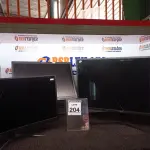 LOTE 204 - 01 TV 32” MARCA SAMSUNG E 01 MONITOR LCD. (NO ESTADO) ATENÇÃO! FAZER A VISITAÇÃO ANTES DE ARREMATAR, NÃO SABEMOS SE FUNCIONA. LEILÃO NÃO TEM GARANTIA E NEM DEVOLUÇÃO, SUJEITO A POSSÍVEIS AVARIAS VISÍVEIS/OCULTAS E/OU AUSÊNCIA DE COMPONENTES.