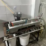 LOTE 001 - 01 FÁBRICA DE BEBIDAS COMPLETA, PRONTA PARA A OPERAÇÃO. OS EQUIPAMENTOS SERVEM PARA ENVASE DE LÍQUIDOS E PODEM SER USADOS PARA SUCO, ÁGUA MINERAL, CHÁ, KOMBUCHA, CERVEJA, VINHO, LEITE E IOGURTE. TODOS OS EQUIPAMENTOS QUE ENTRAM EM CONTATO COM A BEBIDA SEGUEM AS NORMAS EXIGIDAS PELO MINISTÉRIO DA AGRICULTURA (DE INOX OU OUTRO MATERIAL INERTE, FACILMENTE LAVÁVEIS E DESMONTÁVEIS). SÃO MODERNOS E DE ALTÍSSIMA QUALIDADE. A ENVASADORA CAVALARI POSSUI CAPACIDADE PARA PRODUZIR 4400 GARRAFAS POR HORA, JÁ FECHADAS, E É DE FÁCIL OPERAÇÃO, SENDO NECESSÁRIO SOMENTE 2 FUNCIONÁRIOS PARA OPERÁ-LA (UM NA ENTRADA DAS GARRAFAS E OUTRO NA SAÍDA), SEM QUE TENHAM CONTATO COM O LÍQUIDO ENVASADO, AUMENTANDO A SEGURANÇA SANITÁRIA. A CÂMARA FRIA POSSUI SISTEMA ONLINE ONDE É POSSÍVEL VERIFICAR A TEMPERATURA DA MESMA POR APLICATIVO NO CELULAR. TODOS OS EQUIPAMENTOS FUNCIONAM PERFEITAMENTE E SUA MANUTENÇÃO ERA FREQUENTE, O ÓLEO DOS COMPRESSORES SEMPRE FOI TROCADO NA DATA CERTA, E TODOS OS EQUIPAMENTOS SEMPRE FICARAM PROTEGIDOS DENTRO DA FÁBRICA. IDEAL PARA QUEM QUER COMEÇAR UM NEGÓCIO NA ÁREA DE BEBIDAS OU LATICÍNIOS, OU QUER AMPLIAR O SEU NEGÓCIO E DEIXAR A PRODUÇÃO MAIS SEGURA E EFICIENTE.(NO ESTADO)