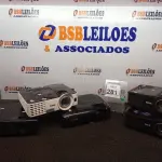 LOTE 281 - 05 PROJETORES MULTIMÍ DIA MARCAS E MODELOS DIVERSOS P/RETIRADA DE4 PEÇAS. (NO ESTADO) ATENÇÃO! FAZER A VISITAÇÃO ANTES DE ARREMATAR, NÃO SABEMOS SE FUNCIONA. LEILÃO NÃO TEM GARANTIA E NEM DEVOLUÇÃO, SUJEITO A POSSÍVEIS AVARIAS VISÍVEIS/OCULTAS E/OU AUSÊNCIA DE COMPONENTES.