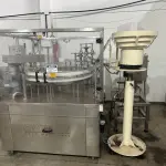 LOTE 001 - 01 FÁBRICA DE BEBIDAS COMPLETA, PRONTA PARA A OPERAÇÃO. OS EQUIPAMENTOS SERVEM PARA ENVASE DE LÍQUIDOS E PODEM SER USADOS PARA SUCO, ÁGUA MINERAL, CHÁ, KOMBUCHA, CERVEJA, VINHO, LEITE E IOGURTE. TODOS OS EQUIPAMENTOS QUE ENTRAM EM CONTATO COM A BEBIDA SEGUEM AS NORMAS EXIGIDAS PELO MINISTÉRIO DA AGRICULTURA (DE INOX OU OUTRO MATERIAL INERTE, FACILMENTE LAVÁVEIS E DESMONTÁVEIS). SÃO MODERNOS E DE ALTÍSSIMA QUALIDADE. A ENVASADORA CAVALARI POSSUI CAPACIDADE PARA PRODUZIR 4400 GARRAFAS POR HORA, JÁ FECHADAS, E É DE FÁCIL OPERAÇÃO, SENDO NECESSÁRIO SOMENTE 2 FUNCIONÁRIOS PARA OPERÁ-LA (UM NA ENTRADA DAS GARRAFAS E OUTRO NA SAÍDA), SEM QUE TENHAM CONTATO COM O LÍQUIDO ENVASADO, AUMENTANDO A SEGURANÇA SANITÁRIA. A CÂMARA FRIA POSSUI SISTEMA ONLINE ONDE É POSSÍVEL VERIFICAR A TEMPERATURA DA MESMA POR APLICATIVO NO CELULAR. TODOS OS EQUIPAMENTOS FUNCIONAM PERFEITAMENTE E SUA MANUTENÇÃO ERA FREQUENTE, O ÓLEO DOS COMPRESSORES SEMPRE FOI TROCADO NA DATA CERTA, E TODOS OS EQUIPAMENTOS SEMPRE FICARAM PROTEGIDOS DENTRO DA FÁBRICA. IDEAL PARA QUEM QUER COMEÇAR UM NEGÓCIO NA ÁREA DE BEBIDAS OU LATICÍNIOS, OU QUER AMPLIAR O SEU NEGÓCIO E DEIXAR A PRODUÇÃO MAIS SEGURA E EFICIENTE.(NO ESTADO)