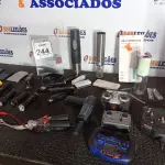 LOTE 244 - 01 LOTE C/VÁRIOS GRAMPEADORES, 02 ABRIDORES DIGITAIS DE VINHO, BATERIAS PORTÁTEIS E ELETRÔNICOS DIVERSOS. (NO ESTADO) ATENÇÃO! FAZER A VISITAÇÃO ANTES DE ARREMATAR, NÃO SABEMOS SE FUNCIONA. LEILÃO NÃO TEM GARANTIA E NEM DEVOLUÇÃO, SUJEITO A POSSÍVEIS AVARIAS VISÍVEIS/OCULTAS E/OU AUSÊNCIA DE COMPONENTES.