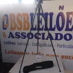 LOTE 261 - 01 TRIPÉ P/CÂMERA DIGITAL MARCA TOMATE. (NO ESTADO) ATENÇÃO! FAZER A VISITAÇÃO ANTES DE ARREMATAR, NÃO SABEMOS SE FUNCIONA. LEILÃO NÃO TEM GARANTIA E NEM DEVOLUÇÃO, SUJEITO A POSSÍVEIS AVARIAS VISÍVEIS/OCULTAS E/OU AUSÊNCIA DE COMPONENTES.