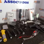 LOTE 244 - 01 LOTE C/VÁRIOS GRAMPEADORES, 02 ABRIDORES DIGITAIS DE VINHO, BATERIAS PORTÁTEIS E ELETRÔNICOS DIVERSOS. (NO ESTADO) ATENÇÃO! FAZER A VISITAÇÃO ANTES DE ARREMATAR, NÃO SABEMOS SE FUNCIONA. LEILÃO NÃO TEM GARANTIA E NEM DEVOLUÇÃO, SUJEITO A POSSÍVEIS AVARIAS VISÍVEIS/OCULTAS E/OU AUSÊNCIA DE COMPONENTES.